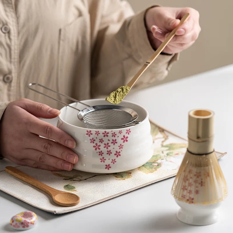 Exklusives 8-teiliges Matcha-Teeset mit Keramikschale, Bambusbesen, Milchaufschäumer und Sakura-Muster für authentische Zeremonien