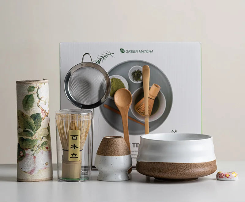 Exklusives 8-teiliges Matcha-Teeset mit Keramikschale, Bambusbesen, Milchaufschäumer und Sakura-Muster für authentische Zeremonien