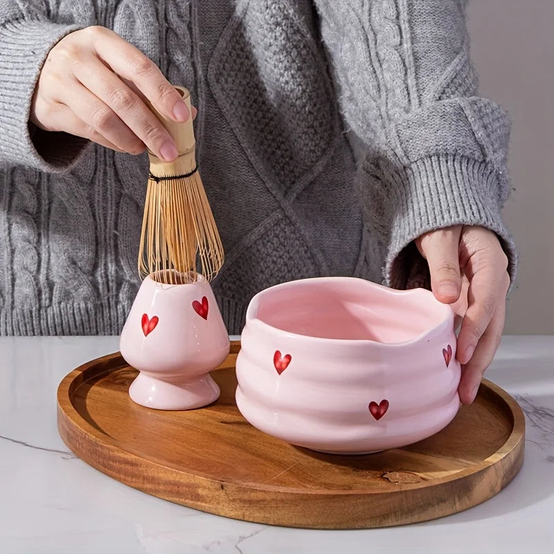 Komplettes Keramisches Matcha-Set mit Rosa Herzaufklebern – Schalen, Schneebesen, Halter, Bambuslöffel und Sieb