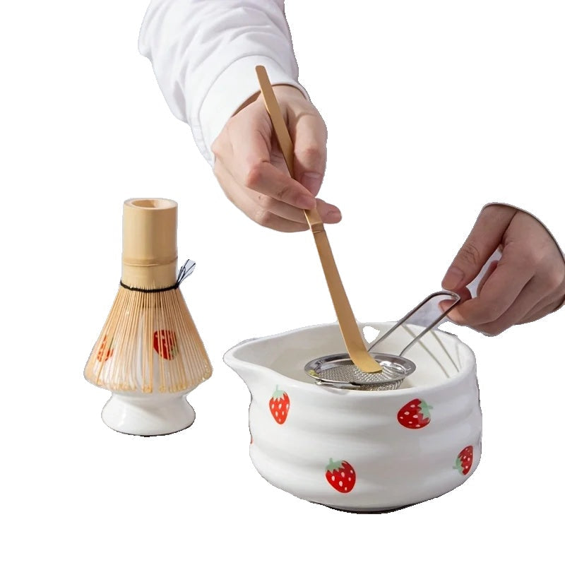 Japanisches Erdbeer-Matcha-Set mit Schneebesen – Charmante Keramik-Teeschalen für ein authentisches Matcha-Erlebnis