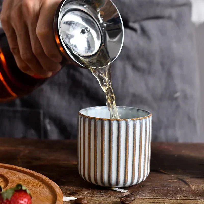 VintageVibe | Gerippte Keramik-Teetasse im Retro-Stil